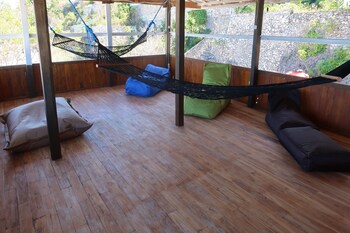phinisi hostel bira