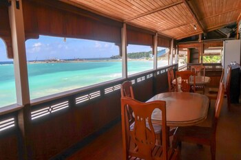 phinisi hostel bira