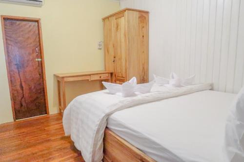 phinisi hostel bira