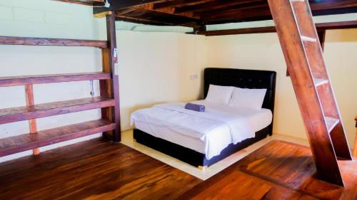 phinisi hostel bira