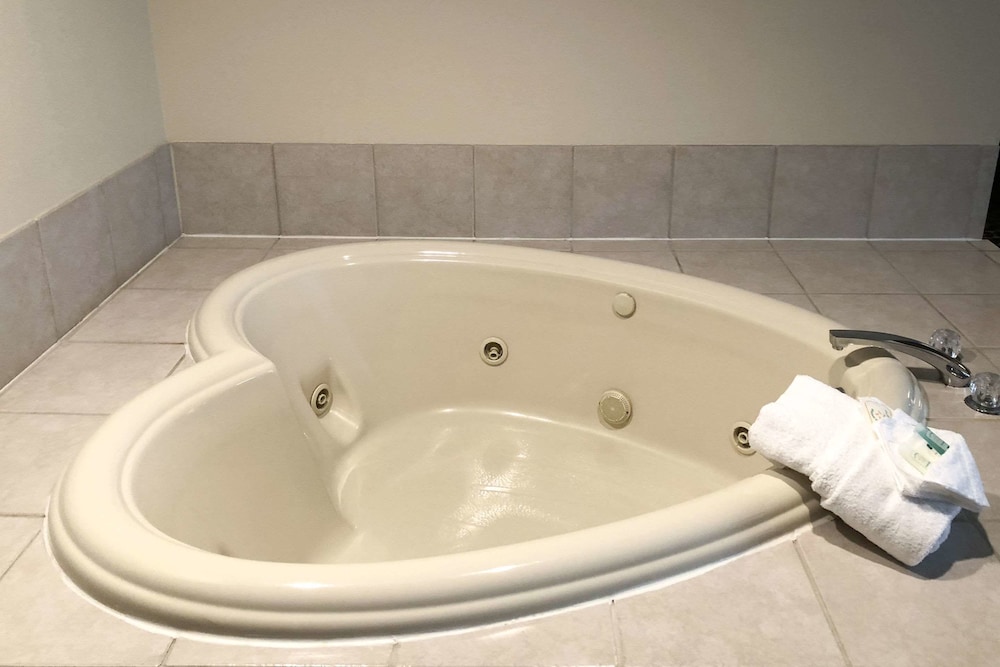 quality inn and suites boone university area
