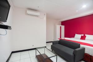 reddoorz plus near mall kelapa gading