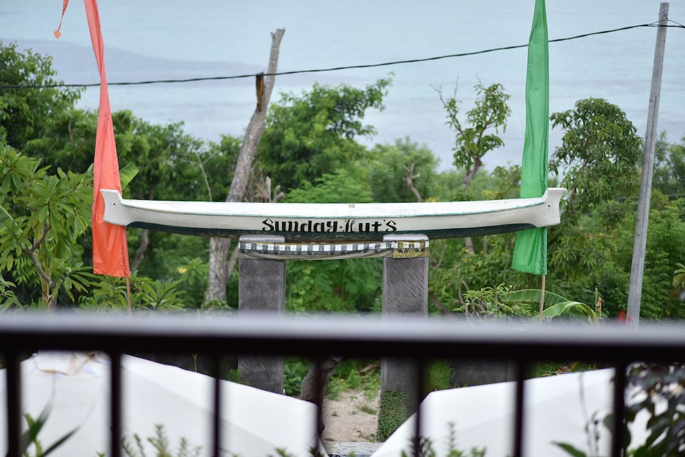 sunday huts lembongan