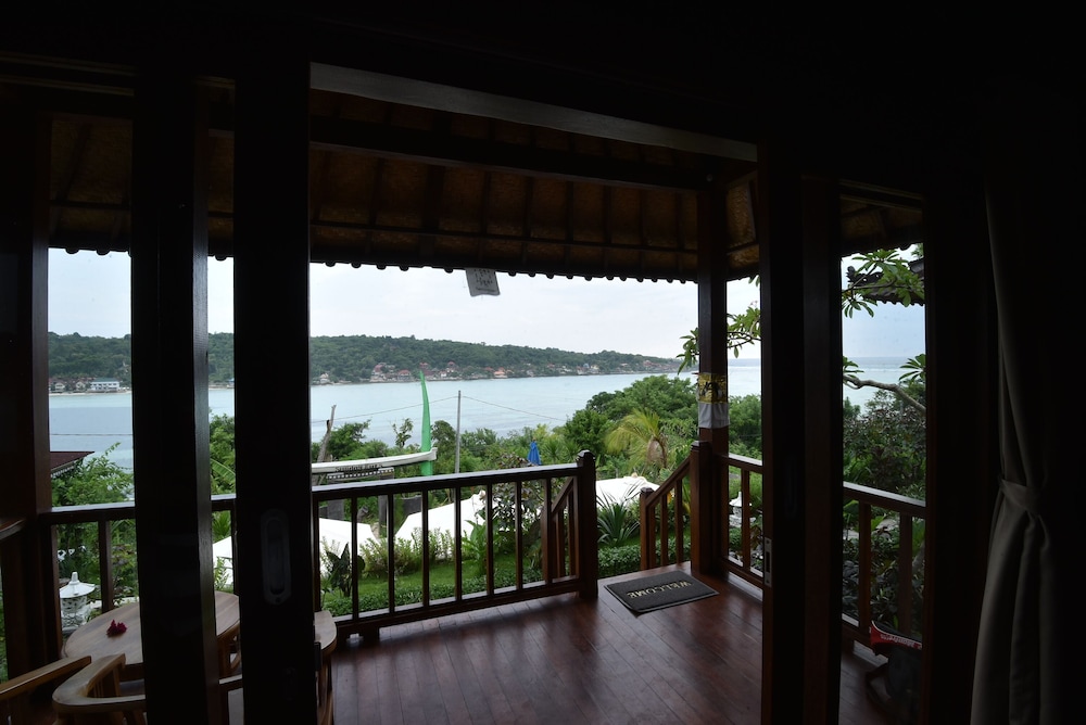 sunday huts lembongan