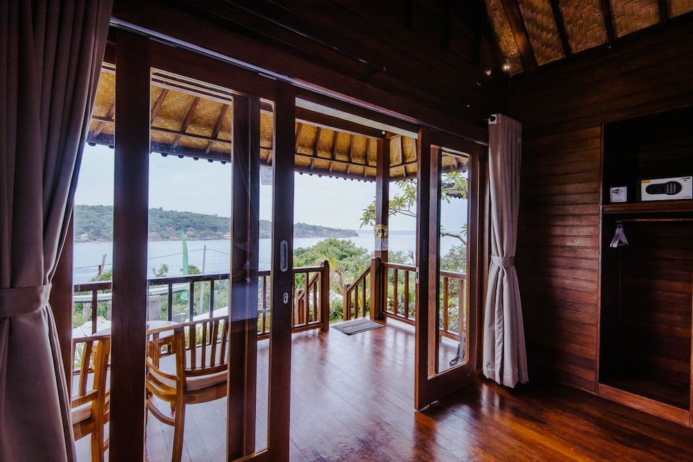 sunday huts lembongan