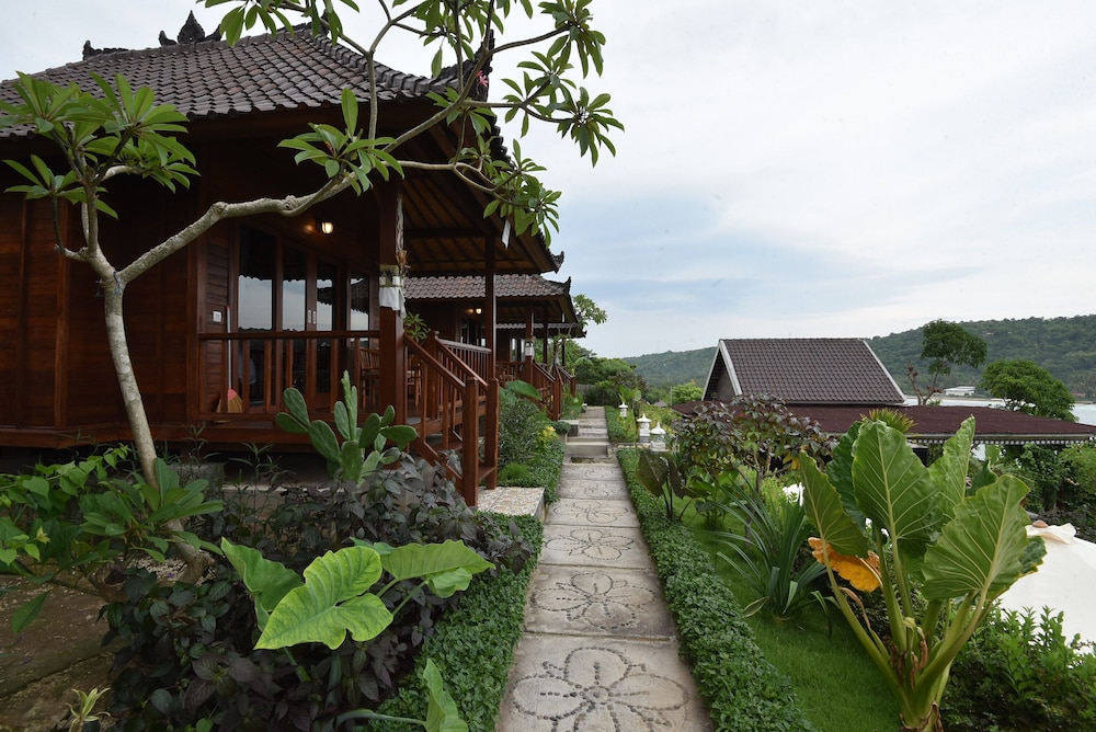 sunday huts lembongan