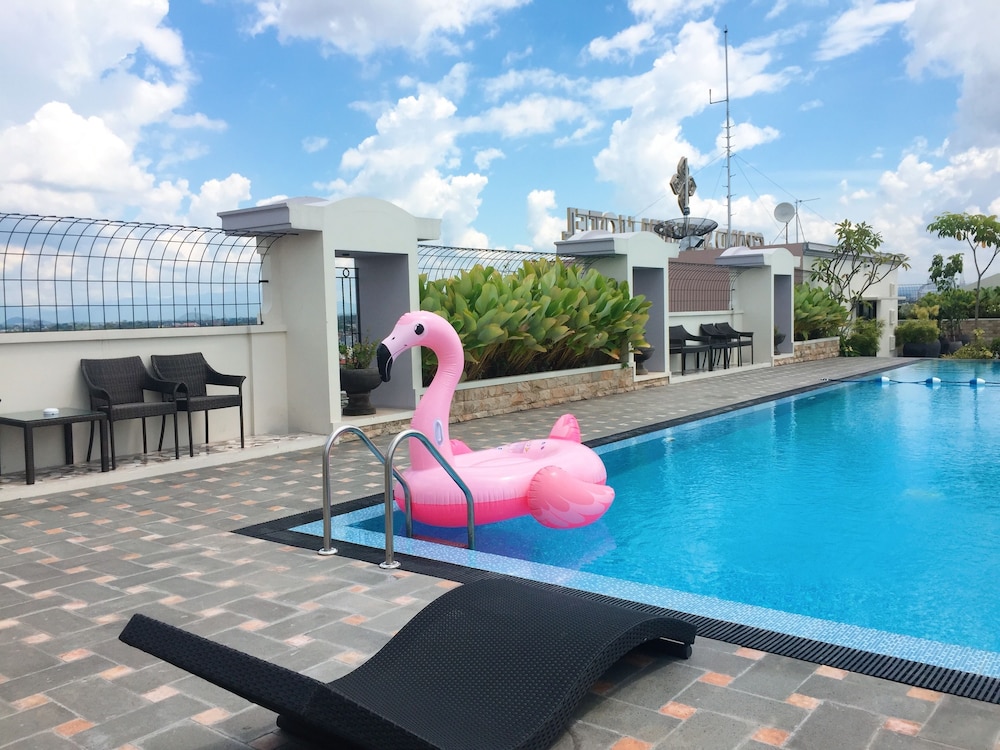 grand senyum hotel
