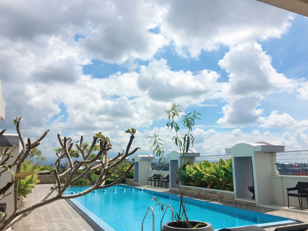 grand senyum hotel