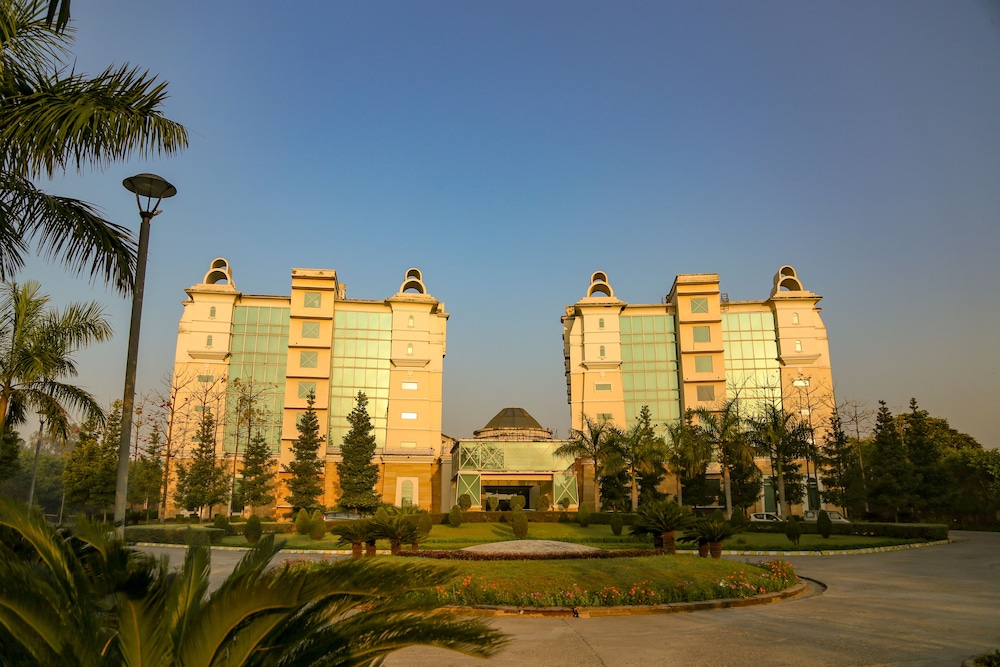 Capital O 13727 Hotel Aarogyam Suites