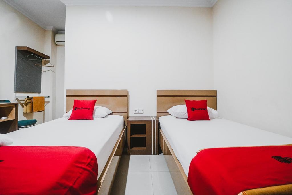 reddoorz plus near wtc batanghari mall