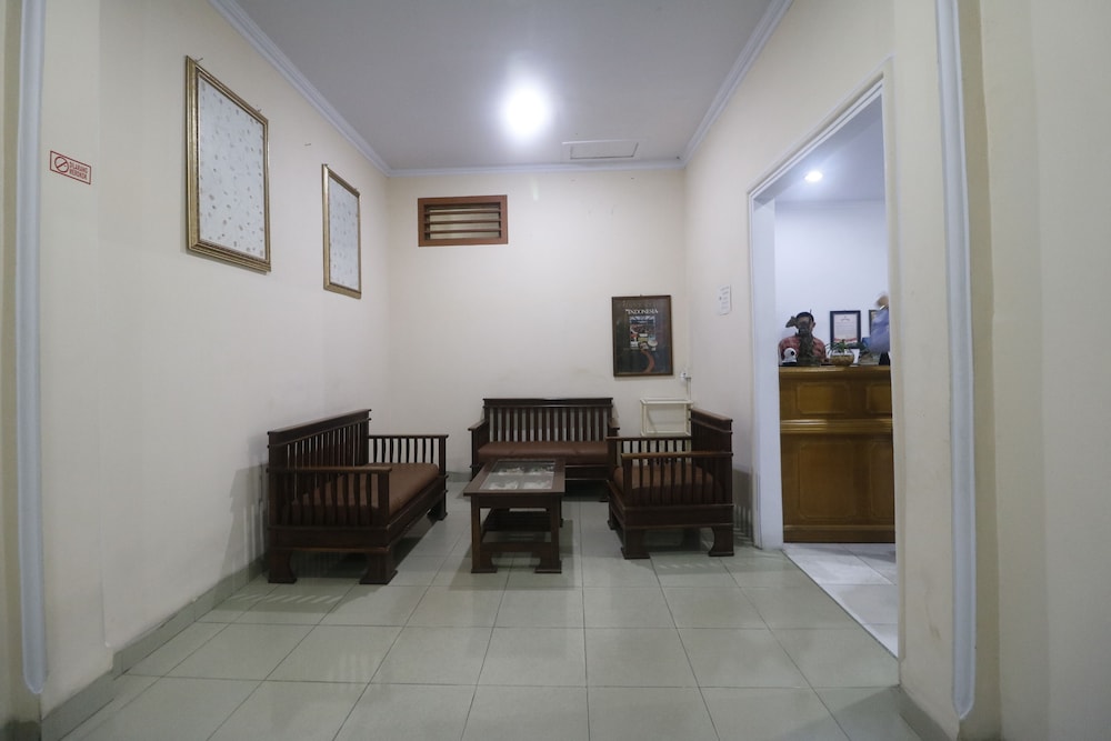 reddoorz plus near wtc batanghari mall