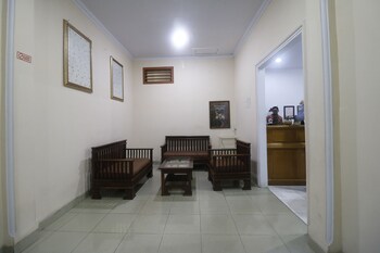 reddoorz plus near wtc batanghari mall