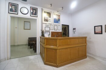 reddoorz plus near wtc batanghari mall