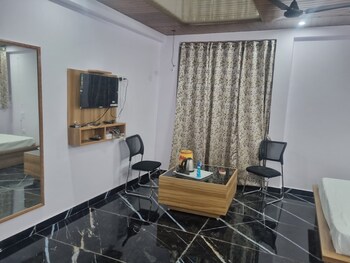 shri anand hotel berinag