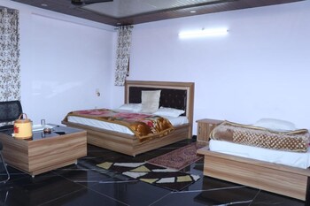 shri anand hotel berinag