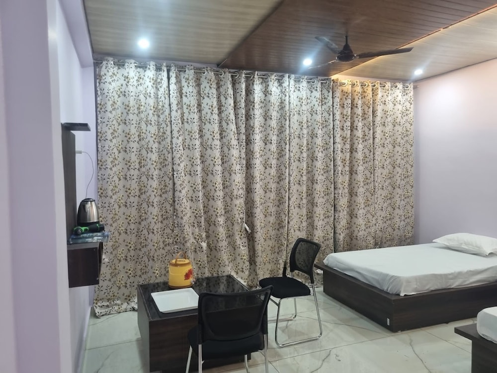 shri anand hotel berinag