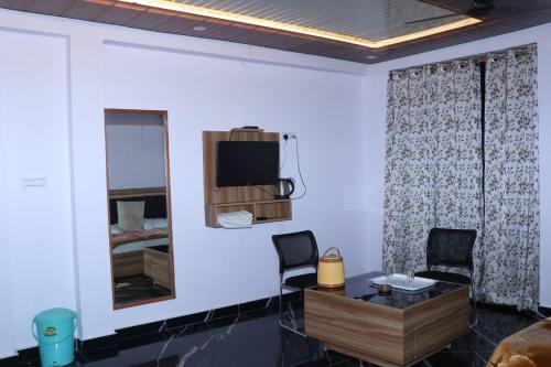 shri anand hotel berinag