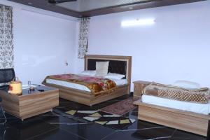 Shri Anand Hotel Berinag,,2 star