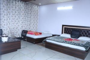 Shri Anand Hotel Berinag,,2 star