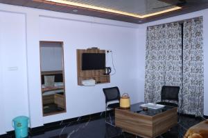 Shri Anand Hotel Berinag,,2 star