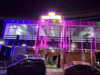 shri anand hotel berinag