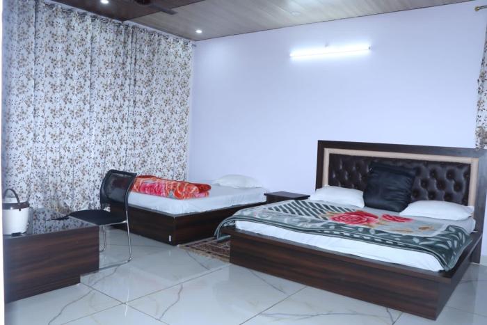 shri anand hotel berinag
