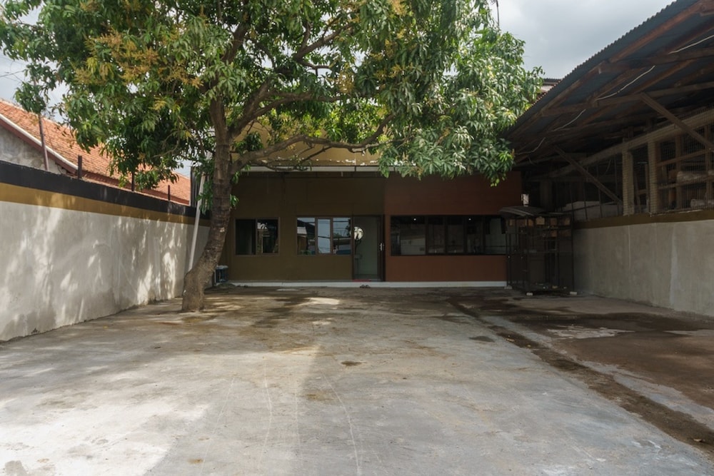 reddoorz near cikampek mall karawang