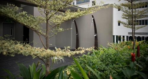 v hotel bencoolen