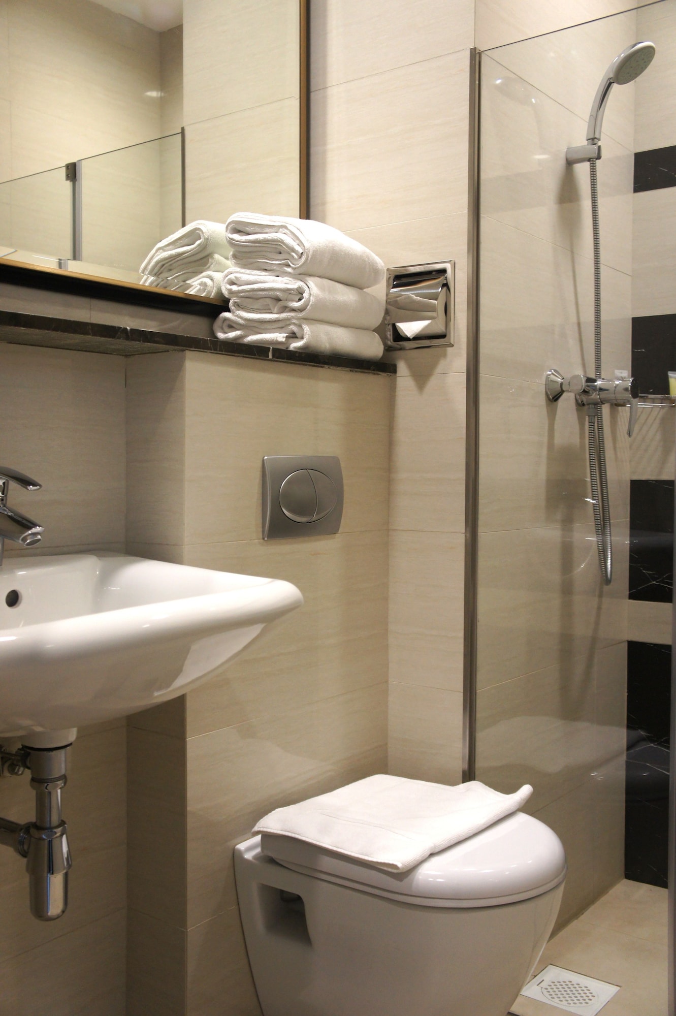 v hotel bencoolen