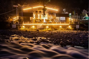 winterfell the stay unique river front resort