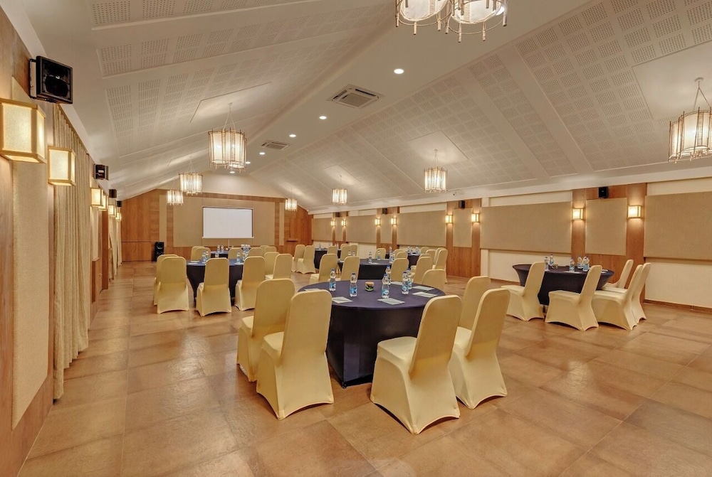 the fern sattva resort polo forest