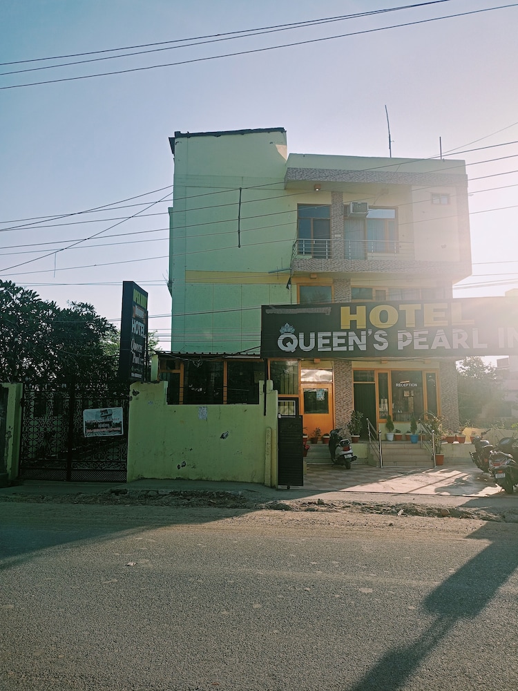 hotel queens pearl inn