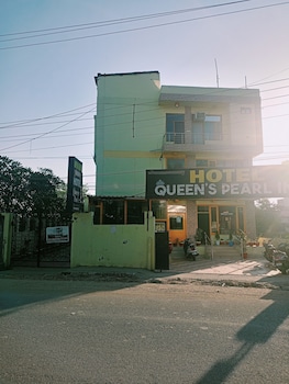 hotel queens pearl inn