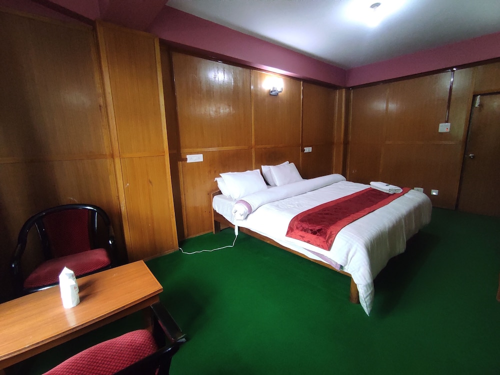 Hotel Tawang Holiday,Old Market,2 star