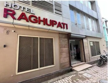 Hotel Raghupati - Ayodhya,Ideally Located In The Ayodhya Area, Oyo 26781 Hotel Raghupati Promises A Relaxing And Wonderful Vis,2 star