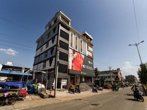 Sr Grand Hotel,Stop At Oyo 15957 Sr Grand To Discover The Wonders Of Vijayawada. The Property Offers Guests A Range,2 star