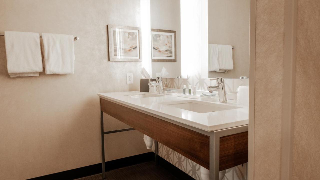 holiday inn and suites philadelphia w drexel hill