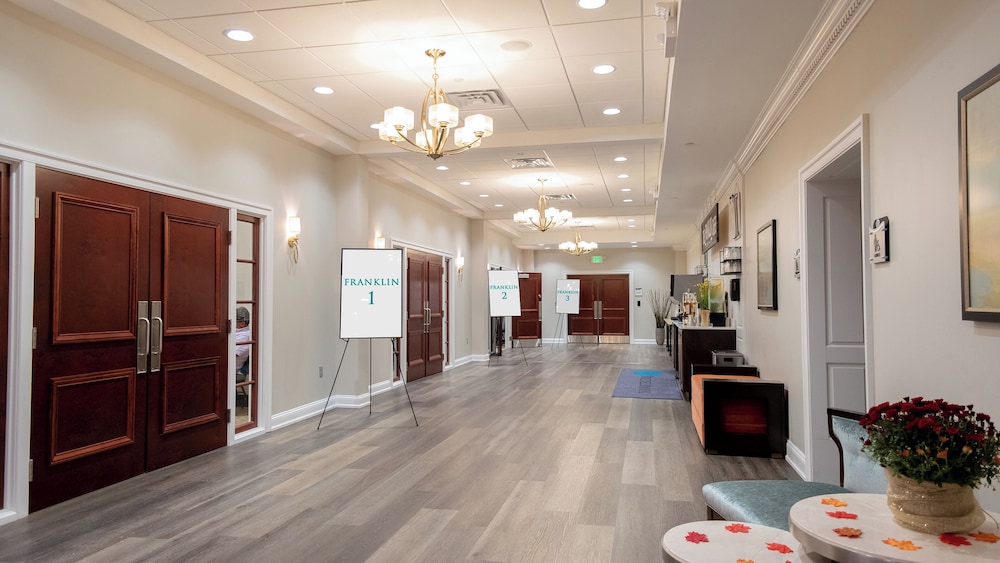 holiday inn and suites philadelphia w drexel hill