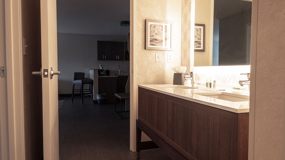 holiday inn and suites philadelphia w drexel hill