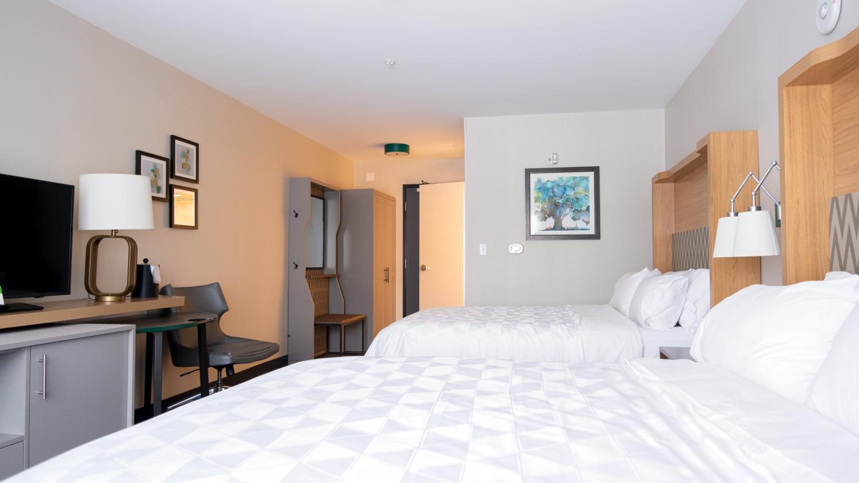 holiday inn and suites philadelphia w drexel hill