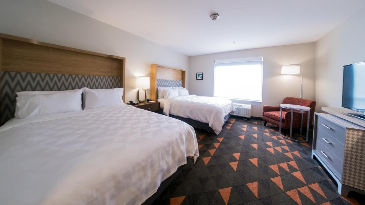 holiday inn and suites philadelphia w drexel hill