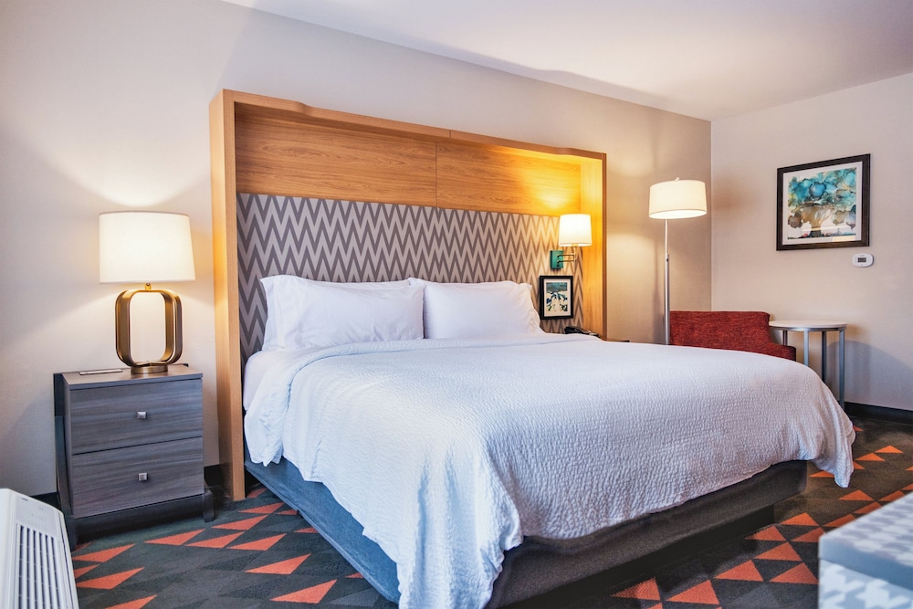 holiday inn and suites philadelphia w drexel hill