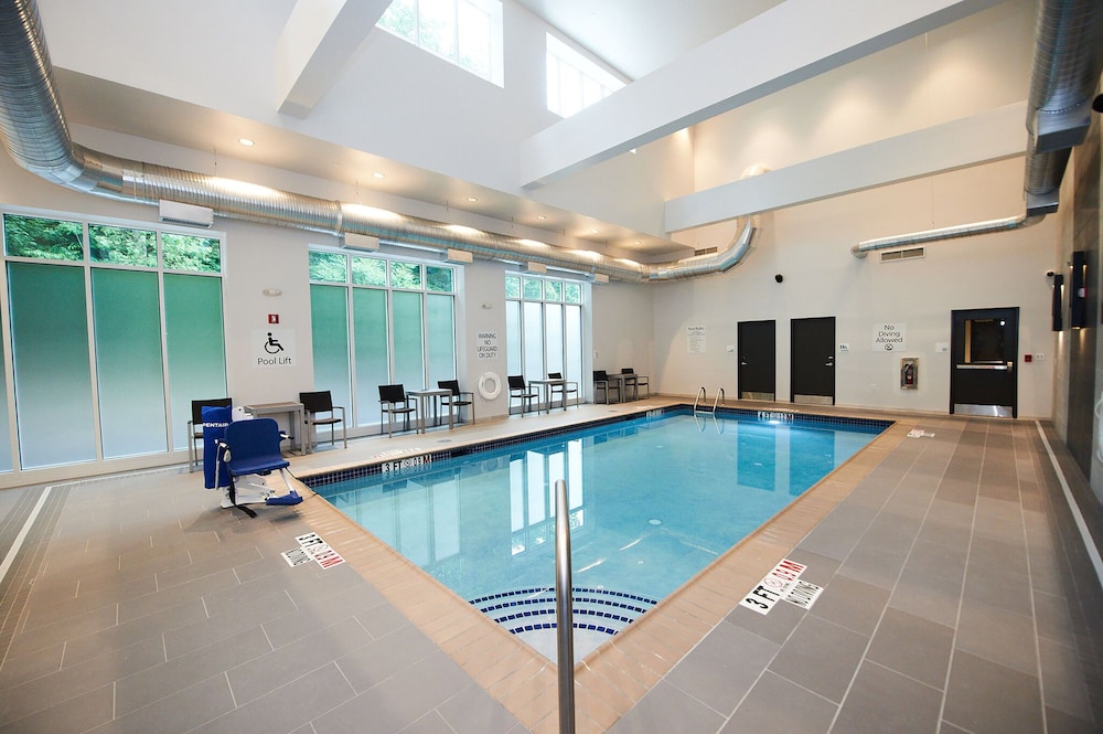 holiday inn and suites philadelphia w drexel hill