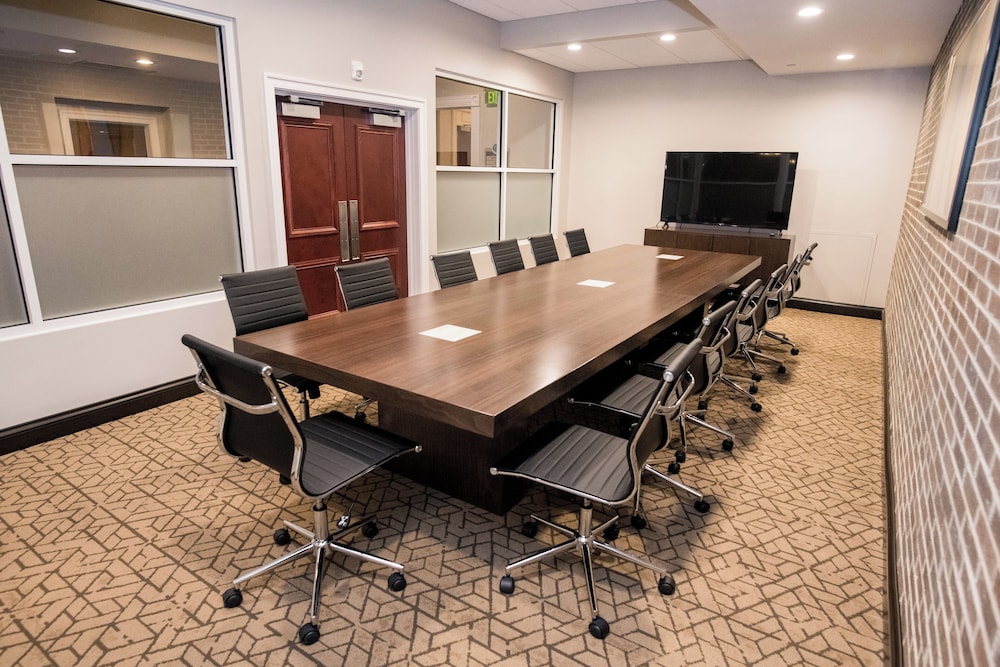 holiday inn and suites philadelphia w drexel hill
