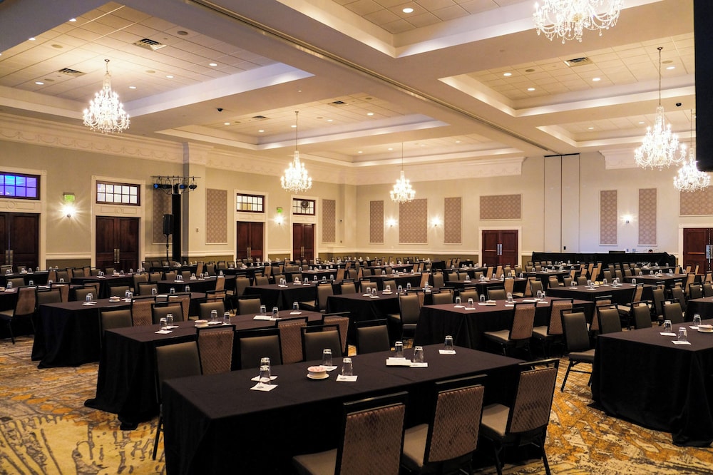 holiday inn and suites philadelphia w drexel hill