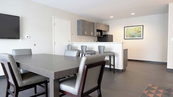 Holiday Inn & Suites Philadelphia W - Drexel Hill,Drexel Hill>>Delaware,3 star