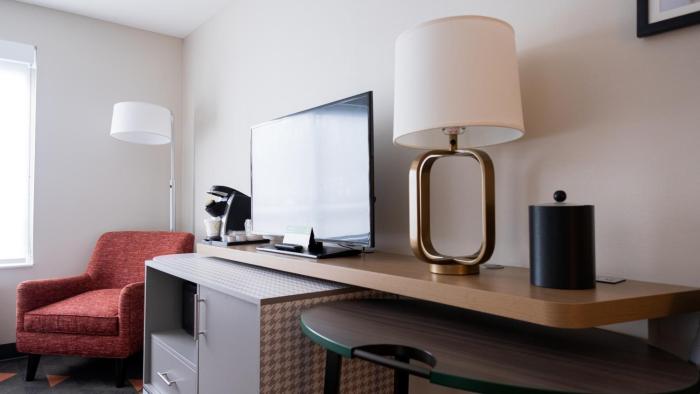 holiday inn and suites philadelphia w drexel hill