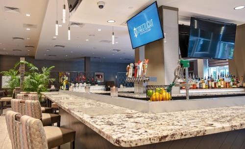 holiday inn and suites philadelphia w drexel hill