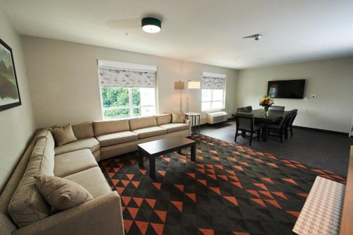 holiday inn and suites philadelphia w drexel hill
