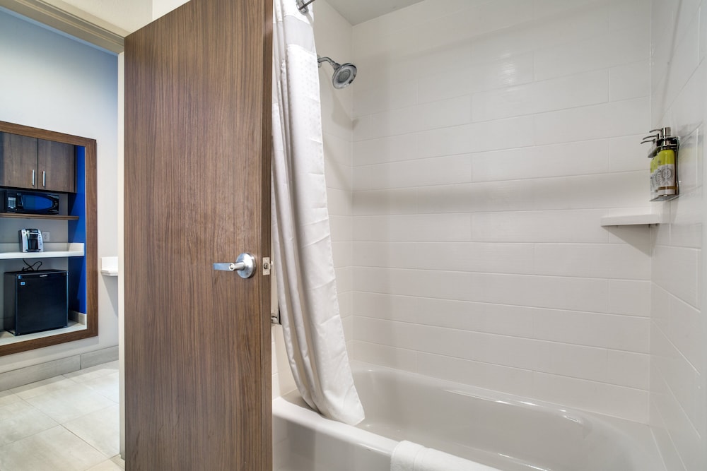 holiday inn express and suites denton south an ihg hotel